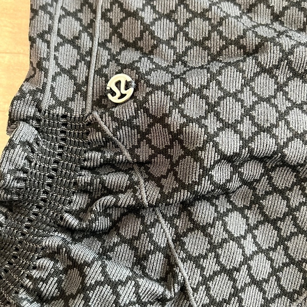 Like New Lululemon Cropped Leggings - Picture 3 of 12
